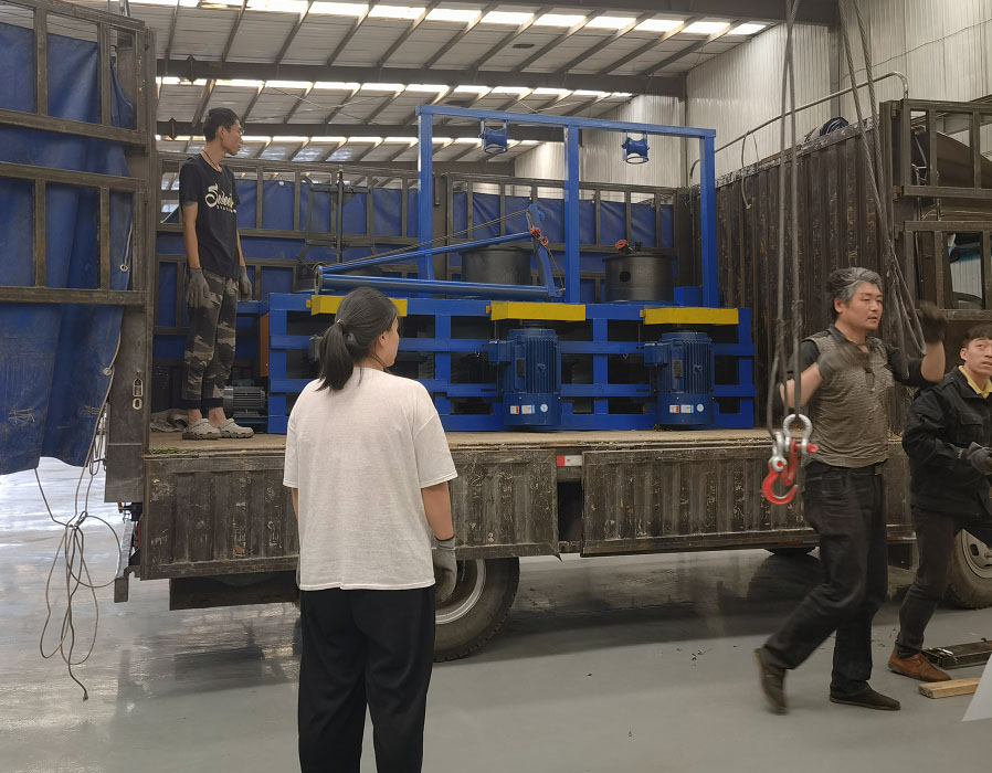 山西孙总订购的不锈钢拔丝机装车发货，很快就到哦。